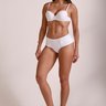 Calcinha Feminina Lateral Dupla com Sutiã Branco Gorethy - Vista Frontal Corpo Inteiro