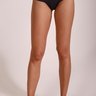 Calcinha Feminina Lateral Dupla Especial Preto Gorethy - Vista Frontal Corpo Inteiro