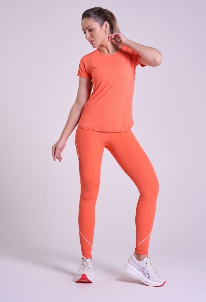 39803-flow-3 Camiseta T-Shirt Long Fit Feminina Flow Gorethy - Vista Frontal Corpo Inteiro com Legging