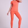 39803-flow-3 Camiseta T-Shirt Long Fit Feminina Flow Gorethy - Vista Frontal Corpo Inteiro com Legging