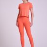 Camiseta T-Shirt Long Gorethy Feminina Flow - Vista Frontal Corpo Inteiro com Legging