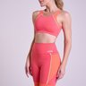 Top Sustentação Energy Feminino Flamingo Gorethy - Vista Frontal Corpo Inteiro com Bermuda