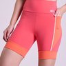 Bermuda Energy Feminina Flamingo Gorethy - Close-up Frontal com Mão no Bolso