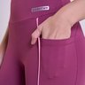 Legging Pulse Feminina Viena Gorethy - Close-up Frontal no Cós e Mão no Bolso Lateral