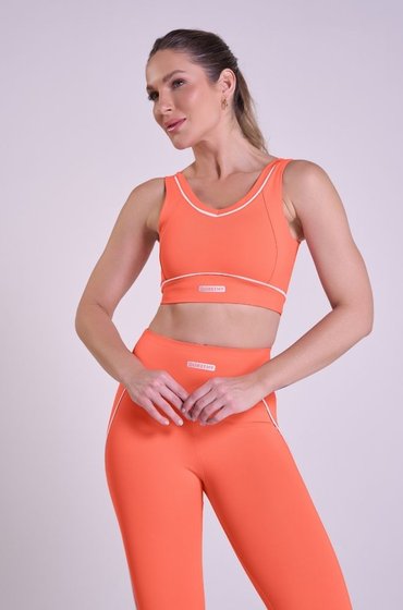 Top Training Feminino Laranja Flow Gorethy com Detalhe em Viés - Vista Frontal Enquadramento Médio