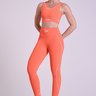 Top Training Feminino Laranja Flow Gorethy - Vista Frontal Corpo Inteiro com Legging